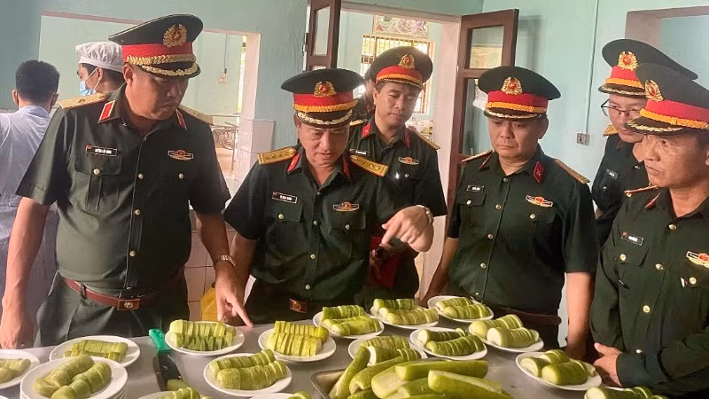 Đoàn công tác Tổng cục Hậu cần-Kỹ thuật kiểm tra bếp ăn đơn vị. 