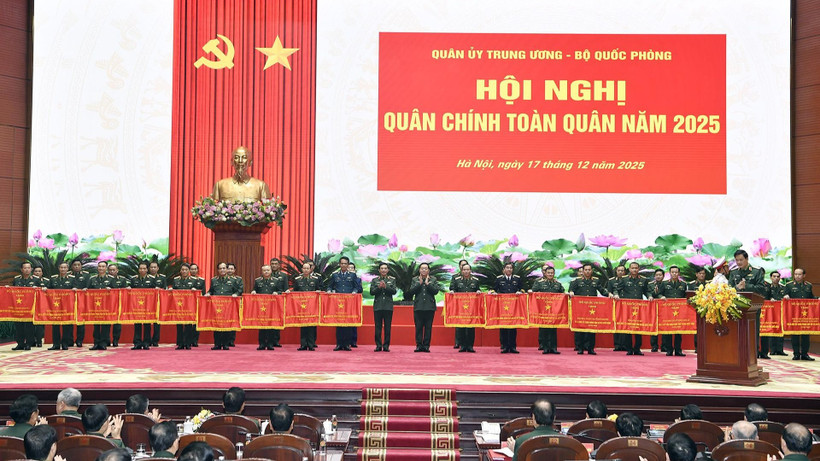Lãnh đạo Bộ Quốc phòng trao Cờ thi đua tặng các đơn vị.