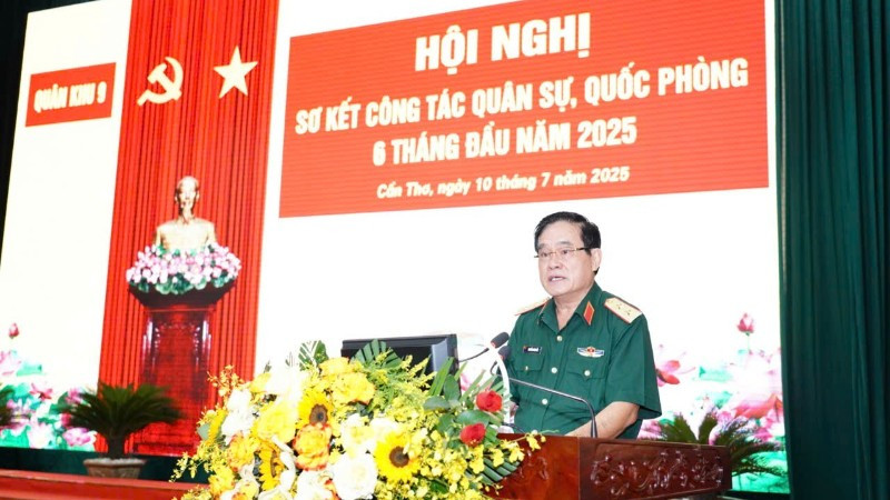 Trung tướng Nguyễn Xuân Dắt, Tư lệnh Quân khu 9 phát biểu tại hội nghị. 