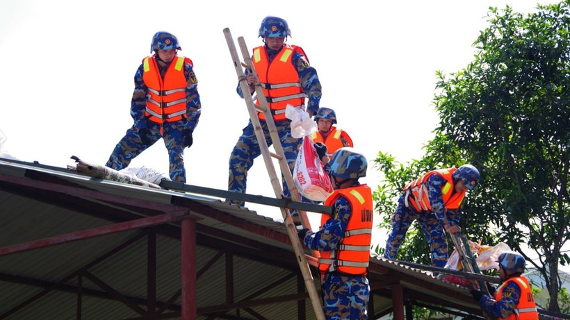 Bộ đội Hải quân giúp nhân dân phòng, chống bão 