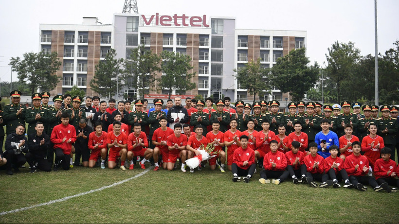 Đại tướng Phan Văn Giang, Ủy viên Bộ Chính trị, Phó Bí thư Quân ủy Trung ương, Bộ trưởng Quốc phòng cùng các Thủ trưởng Bộ Quốc phòng chụp ảnh với các thành viên Câu lạc bộ bóng đá Thể Công-Viettel. 
