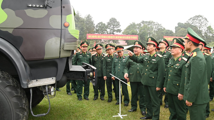 Các đại biểu tham quan mô hình, vật chất huấn luyện.