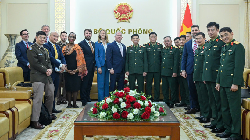 Đại tướng Phan Văn Giang, Trợ lý Ngoại trưởng Hoa Kỳ Michael George DeSombre cùng các đại biểu tại buổi tiếp.