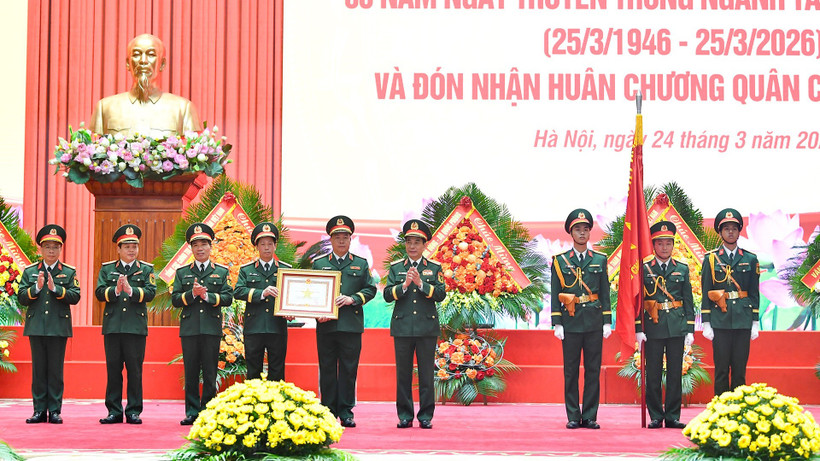 Thừa ủy quyền của Chủ tịch nước, Đại tướng Phan Văn Giang gắn và trao Huân chương Quân công hạng Nhì tặng Cục Tài chính.