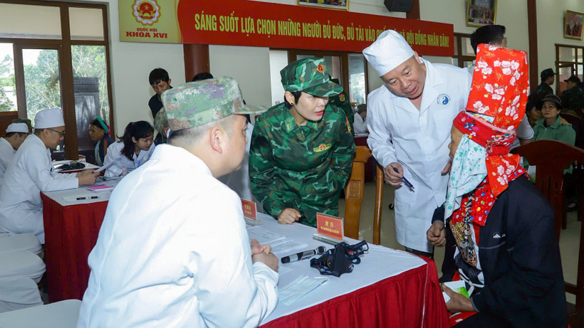 Đông đảo nhân dân tới tham dự chương trình khám chữa bệnh.