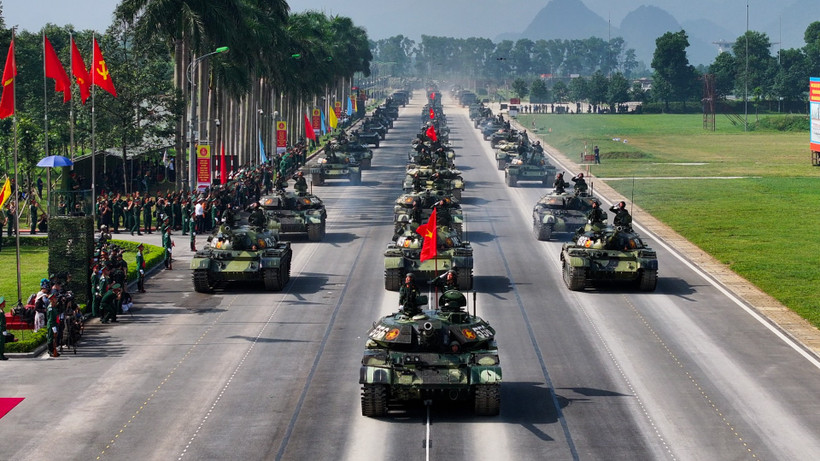 Lần đầu tiên, dàn khí tài, vũ khí tổng hợp luyện cùng các khối diễu binh, diễu hành sáng nay tại Trung tâm Huấn luyện quân sự quốc gia 4.