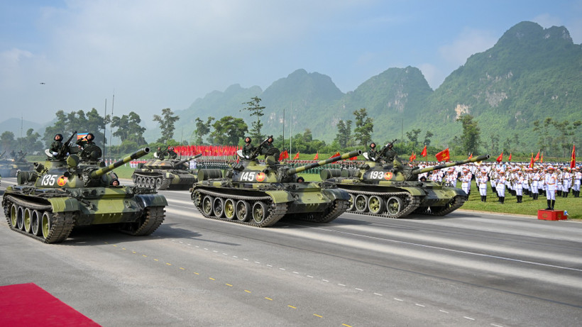 Trang thiết bị, khí tài tham gia diễu binh, diễu hành.