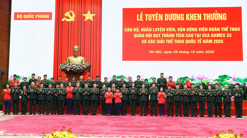 Lãnh đạo Bộ Quốc phòng cùng các huấn luyện viên, vận động viên tại buổi lễ.