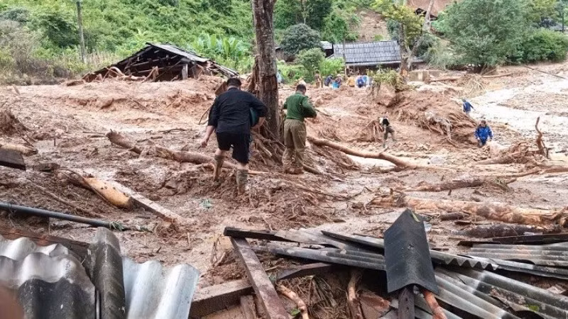 Nhiều gia đình, người dân đã được lực lượng Công an Sơn La kịp thời hỗ trợ đến vị trí an toàn. (Ảnh nhandan.vn)
