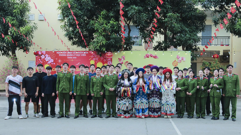 Những nữ sinh viên Cuba rất hào hứng được khoác lên trang phục truyền thống Nhật Bình, do nhà thiết kế Châu Loan gửi tặng