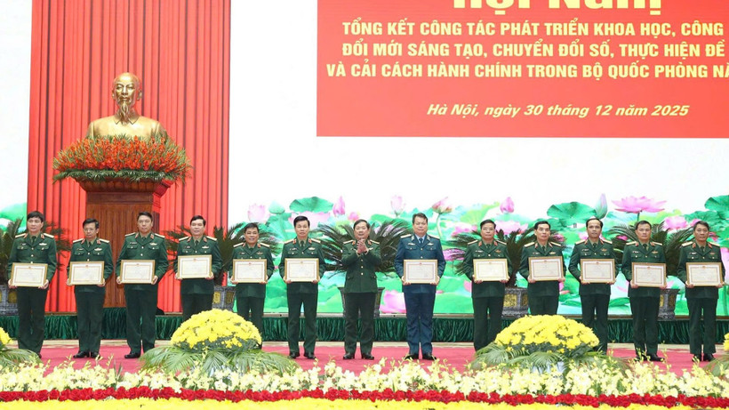 Thượng tướng Lê Huy Vịnh trao Bằng khen của Bộ trưởng Quốc phòng tặng 12 tập thể.