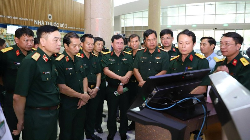 Đại biểu tham quan một số mô hình ứng dụng công nghệ thông tin tại Bệnh viện Quân y 175.