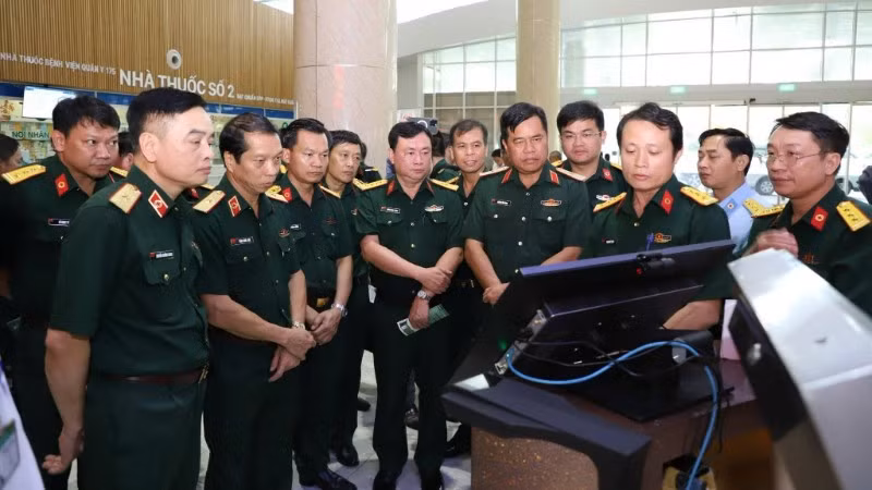 Đại biểu tham quan một số mô hình ứng dụng công nghệ thông tin tại Bệnh viện Quân y 175.