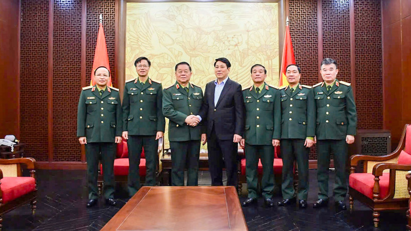 Chủ tịch nước Lương Cường cùng Đại tướng Nguyễn Trọng Nghĩa và đoàn công tác.