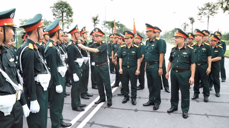 Động viên lực lượng diễu binh, diễu hành.