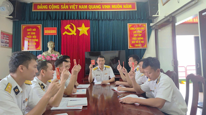 Chi bộ Nhà giàn DK1/16 đoàn kết, thống nhất, lãnh đạo đơn vị hoàn thành mọi nhiệm vụ.