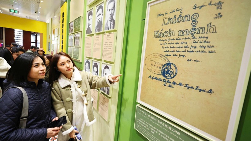 Đoàn đến thăm Di tích Lớp huấn luyện chính trị thanh niên Việt Nam, tại Trụ sở Hội Việt Nam Cách mạng Thanh niên, tọa lạc tại số nhà 248 và 250 đường Văn Minh, quận Việt Tú, Quảng Châu, Trung Quốc.