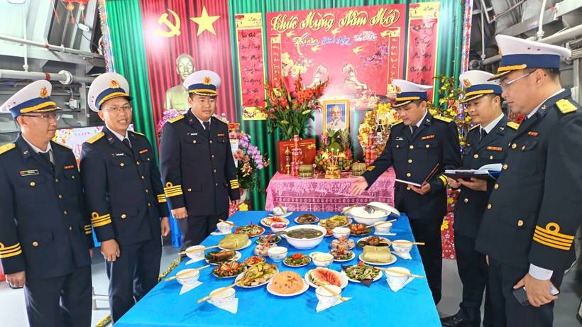 Chấm thi mâm cơm tất niên.