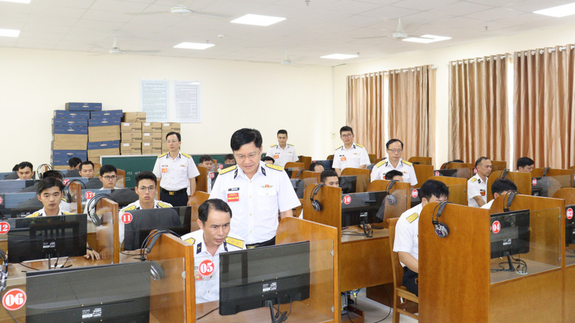 Ban tổ chức kiểm tra thí sinh tham gia phần thi kiến thức trên phòng máy. (Ảnh: THẾ ĐẠI)