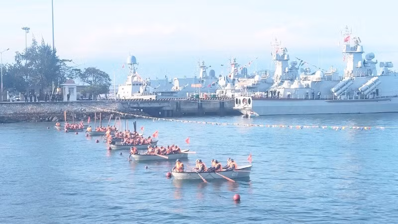 Cán bộ, chiến sĩ Lữ đoàn 162 đua xuồng đầu năm.