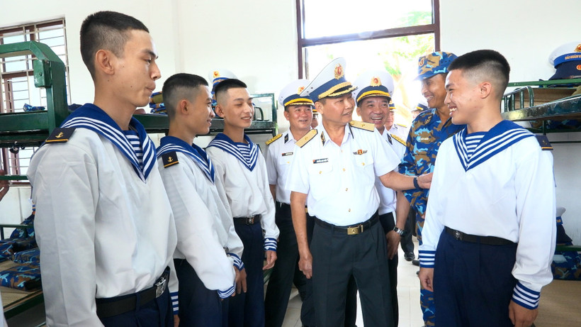 Chuẩn Đô đốc Nguyễn Anh Tuấn, Tư lệnh Vùng 4 Hải quân thăm động viên chiến sĩ mới tại Trung tâm Huấn luyện.