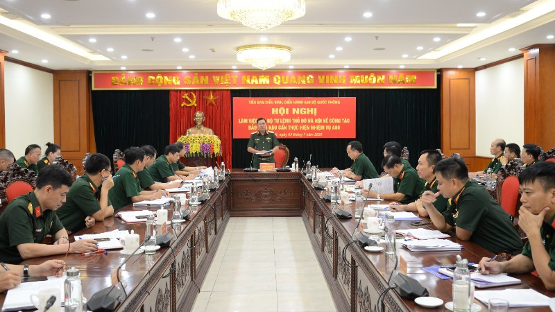 Thiếu tướng Huỳnh Tấn Hùng, Phó Chủ nhiệm Tổng cục Hậu cần-Kỹ thuật, Phó Trưởng Tiểu ban A80, Bộ Quốc phòng chủ trì Hội nghị. 