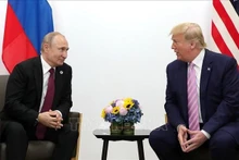 Tổng thống Nga Vladimir Putin (trái) và người đồng cấp Mỹ Donald Trump. (Ảnh tư liệu: Kyodo/TTXVN)