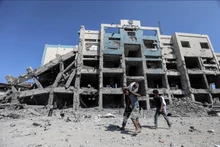 Tòa nhà tại Gaza bị phá hủy sau cuộc không kích của Israel. (Ảnh minh họa: THX/TTXVN)