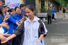Thí sinh dự thi vào lớp 10 chuyên (Ảnh: THẾ ĐẠI)
