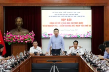 Tổng Biên tập Báo Văn Hóa Nguyễn Anh Vũ phát biểu tại buổi họp báo. (Ảnh: TRẦN HUẤN)