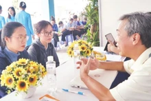 Các sinh viên mới ra trường được tư vấn tại ngày hội việc làm. (Ảnh THẾ ANH)
