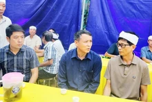 Đồng chí Trần Quang Đạo (giữa) thăm hỏi, động viên gia đình người bị nạn. (Ảnh: VP)