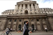 Quang cảnh bên ngoài trụ sở Ngân hàng Trung ương Anh ở London. (Ảnh tư liệu: THX/TTXVN)