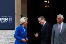Thủ tướng Anh Keir Starmer, Chủ tịch Ủy ban châu Âu Ursula von der Leyen và Chủ tịch Hội đồng châu Âu Antonio Costa xuất hiện trước thềm Hội nghị thượng đỉnh Anh-EU tại London, ngày 19/5/2025. (Ảnh: Tân Hoa xã)