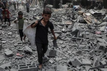 Cảnh đổ nát sau cuộc không kích của Israel xuống phía tây thành phố Gaza (Ảnh: TÂN HOA XÃ)