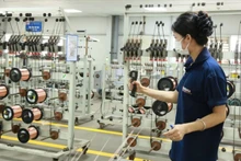 Công nhân Công ty TNHH Thành Đồng (Cụm công nghiệp Dốc Sặt, Từ Sơn) trong dây chuyền sản xuất.