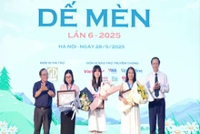 Trao Giải thưởng Thiếu nhi Dế Mèn năm 2025 cho các tác giả xuất sắc.