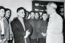 Bác Hồ thăm và chúc Tết cán bộ phóng viên Báo Nhân Dân năm 1957. (Ảnh: Tư liệu)