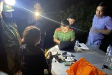 Lực lượng chức năng bắt giữ đối tượng và tang vật liên quan. (Ảnh: Công an tỉnh Quảng Ngãi cung cấp)