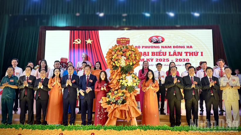 Lãnh đạo tỉnh Quảng Trị chúc mừng Ban Chấp hành Đảng bộ phường Nam Đông Hà, nhiệm kỳ 2025-2030.