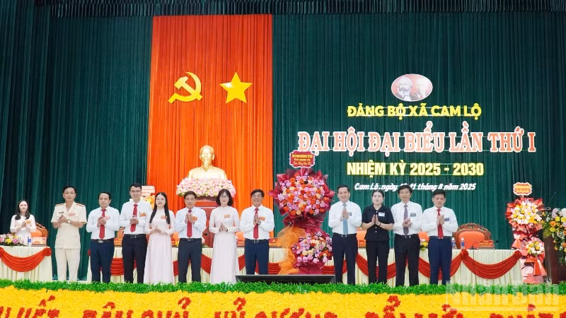 Ủy viên dự khuyết Trung ương Đảng, Phó Bí thư Thường trực Tỉnh ủy Quảng Trị Nguyễn Long Hải tặng hoa chúc mừng đại hội.