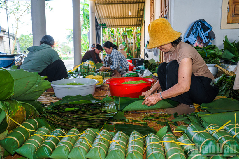 Đi từ đầu làng đến cuối xóm ở Đại An Khê, những ngày này, đâu đâu cũng thấy bóng dáng người gói bánh, người chẻ lạt, vo nếp, nhóm lửa.