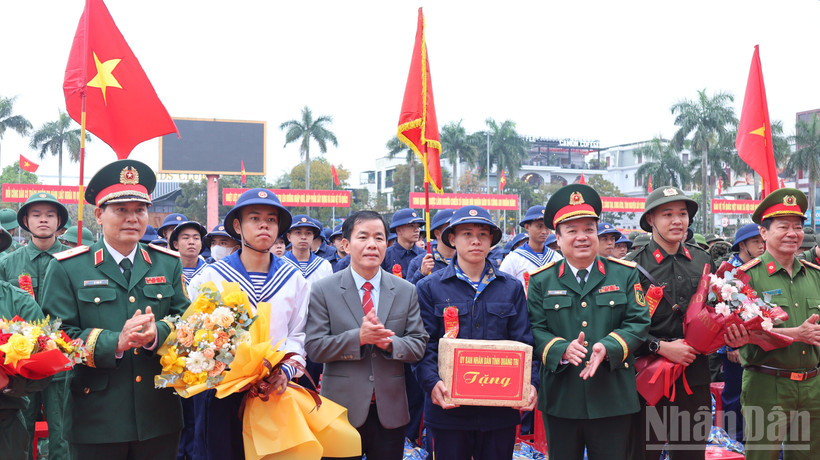 Bí thư Tỉnh ủy Nguyễn Văn Phương, Thiếu tướng Lê Văn Vỹ, Phó Tham mưu trưởng Quân khu 4 và lãnh đạo các ban, sở, ngành, địa phương tặng hoa động viên tân binh lên đường nhập ngũ.