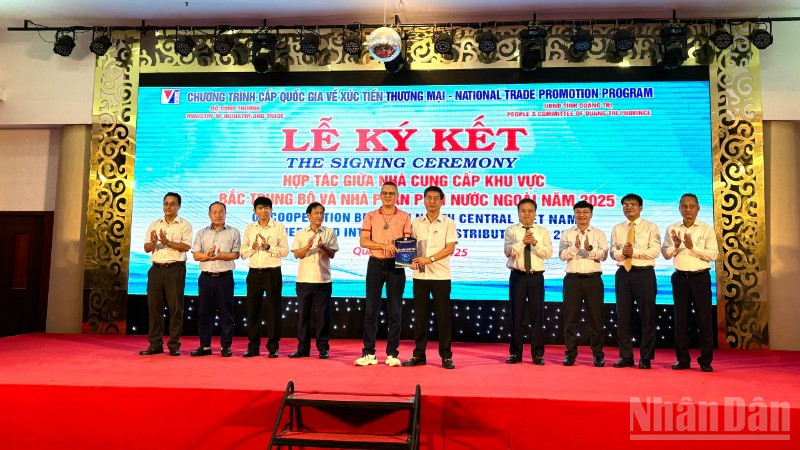 Các doanh nghiệp nước ngoài và trong nước trao biên bản ghi nhớ hợp tác tại hội nghị.