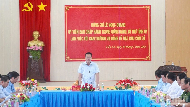 Bí thư Tỉnh ủy Quảng Trị Lê Ngọc Quang làm việc với Đảng ủy đặc khu Cồn Cỏ.