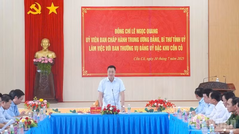 Bí thư Tỉnh ủy Quảng Trị Lê Ngọc Quang làm việc với Đảng ủy đặc khu Cồn Cỏ.