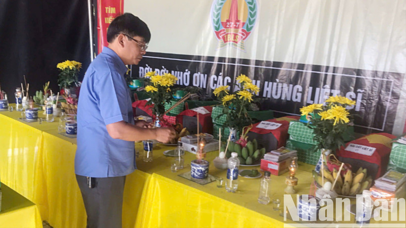 Lãnh đạo huyện Cam Lộ dâng hương các liệt sĩ vừa được quy tập tại Bản Chùa.