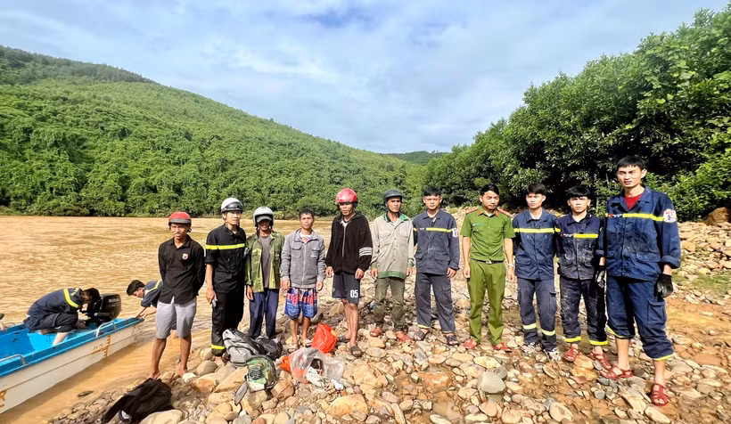 Sau nhiều giờ cứu nạn, 5 người dân đã được đưa đến khu vực an toàn.