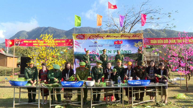 Gói và nấu bánh chưng tặng cho nhân dân trên địa bàn biên giới vui Xuân đón Tết.