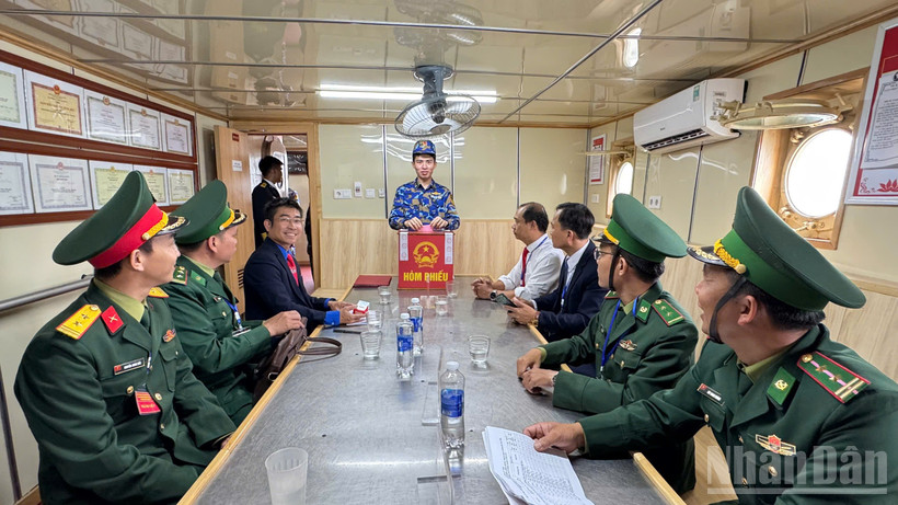 Cán bộ, chiến sĩ lực lượng Hải quân tham gia bỏ phiếu trên biển.